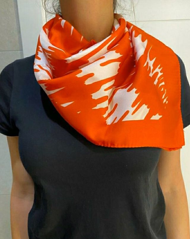 Pañuelo coral y blanco. COMO NUEVO.