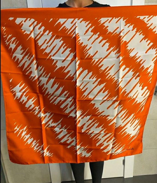 Pañuelo coral y blanco. COMO NUEVO.