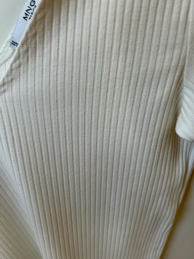 Camiseta color hueso de pico , talla XS de Mango