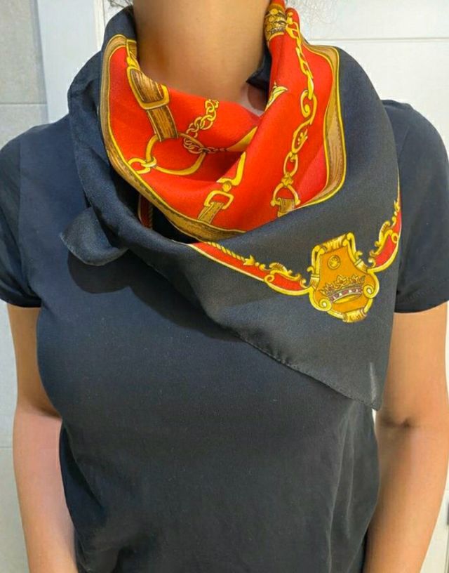 Pañuelo negro, rojo y dorado. A estrenar