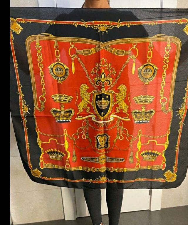 Pañuelo negro, rojo y dorado. A estrenar
