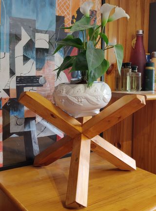 EGIL: Pedestal de madera para decoración macetero