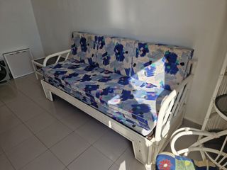 Sofá cama de mimbre blanco