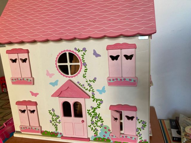 Casa de muñecas de madera