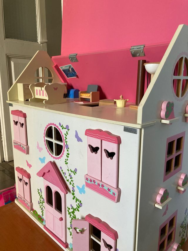 Casa de muñecas de madera