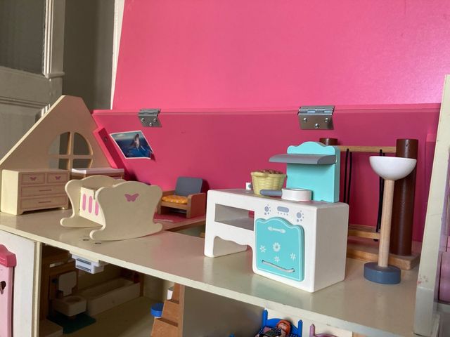 Casa de muñecas de madera