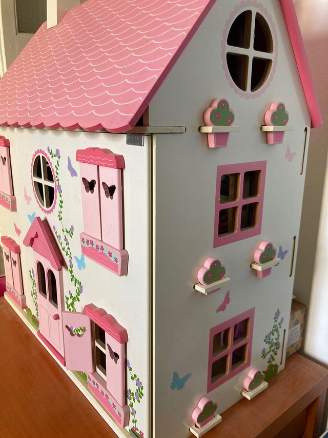 Casa de muñecas de madera