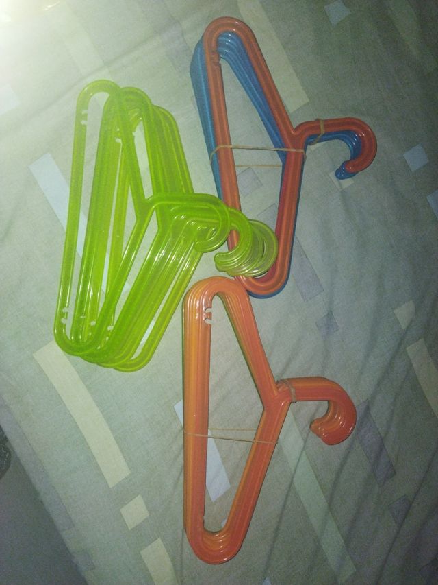 perchas para la ropa del bebé y los niños