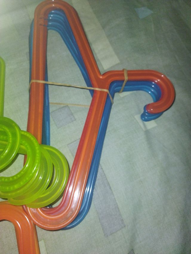 perchas para la ropa del bebé y los niños