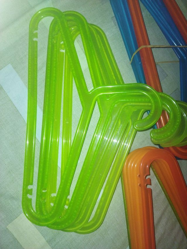 perchas para la ropa del bebé y los niños