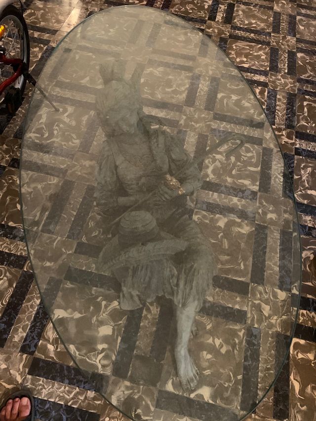 Mesa centro con figura de mujer de bronce