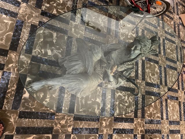 Mesa centro con figura de mujer de bronce