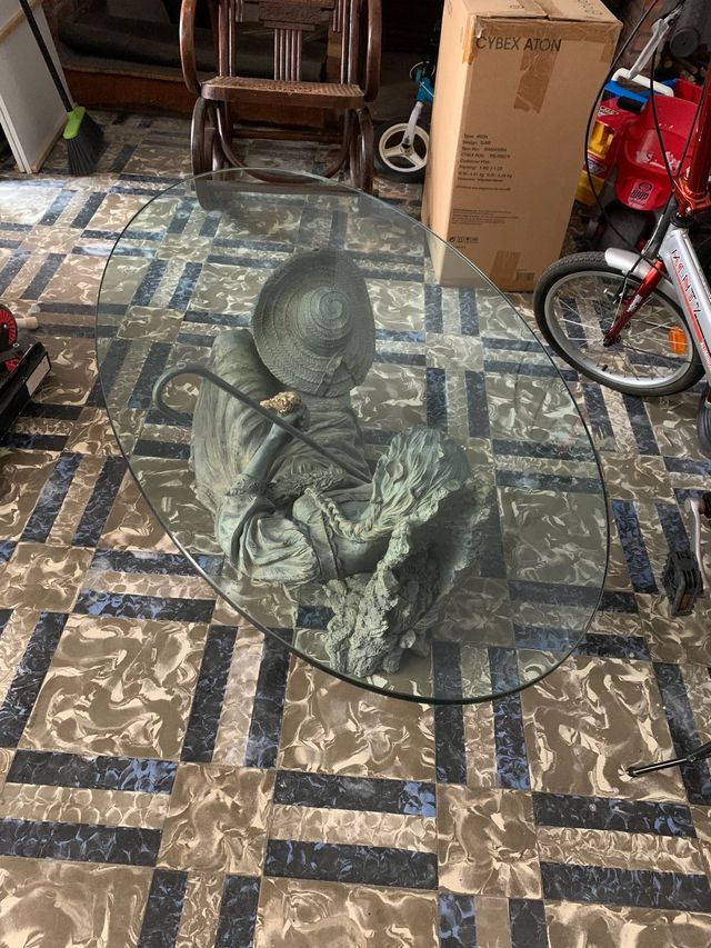 Mesa centro con figura de mujer de bronce