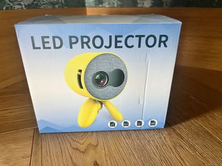 Mini proyector led trípode y mando 1080p