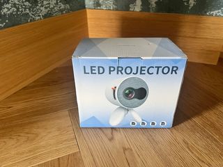 Mini proyector led trípode y mando 1080p