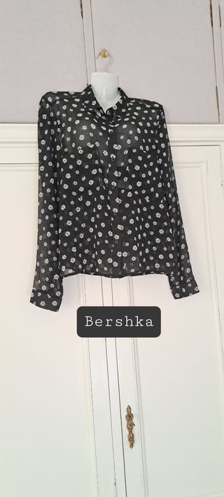 Camisa semitransparente Bershka talla M negra 