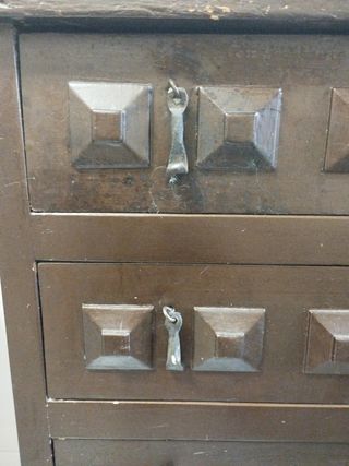 Mueble antiguo con cajones