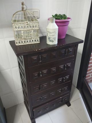 Mueble antiguo con cajones