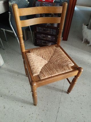 Conjunto de sillas de Enea y Madera y taburetes.