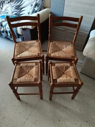 Conjunto de sillas de Enea y Madera y taburetes.