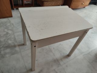 Escritorio infantil con sillas
