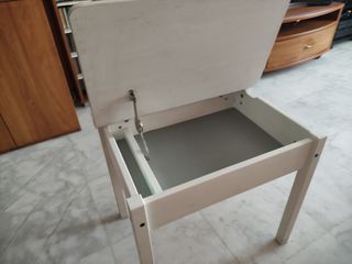 Escritorio infantil con sillas