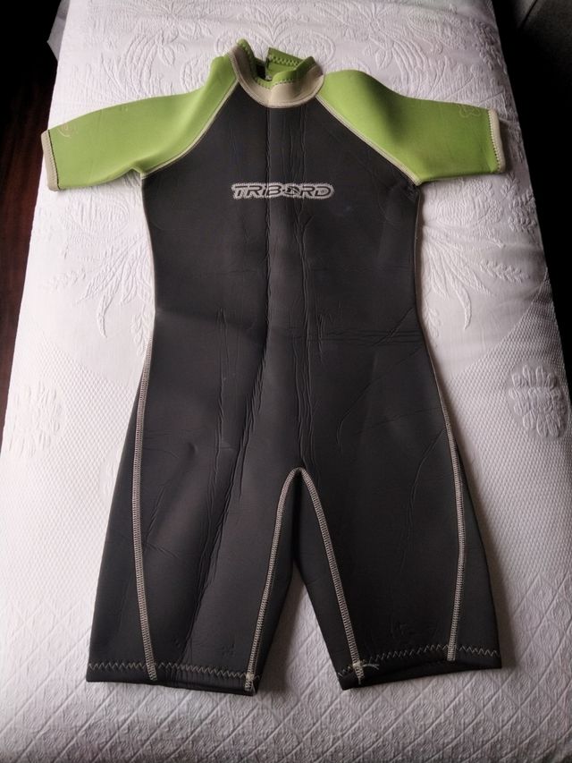 Neopreno corto y camisa manga corta y puntillas