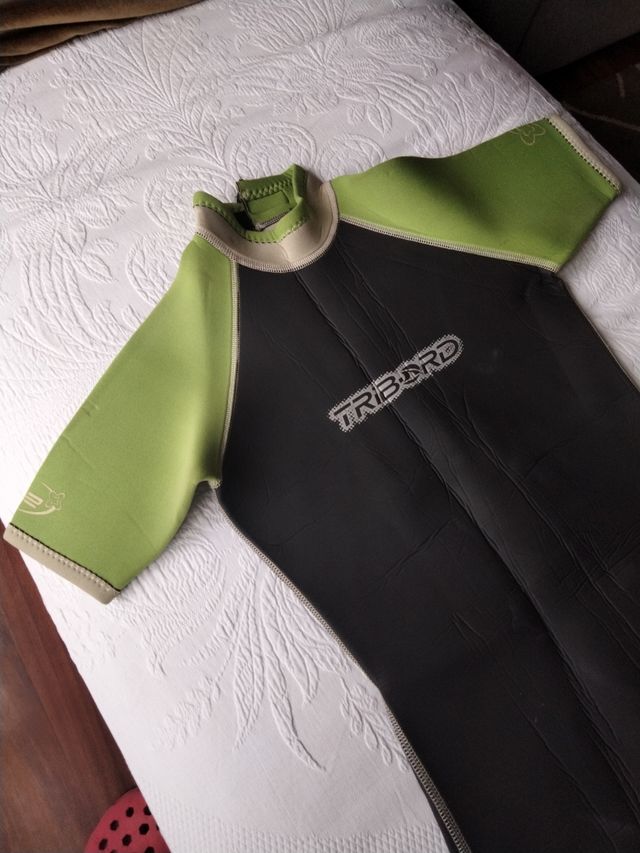 Neopreno corto y camisa manga corta y puntillas