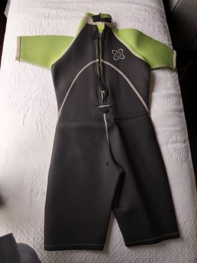 Neopreno corto y camisa manga corta y puntillas