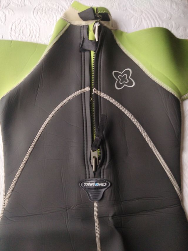 Neopreno corto y camisa manga corta y puntillas