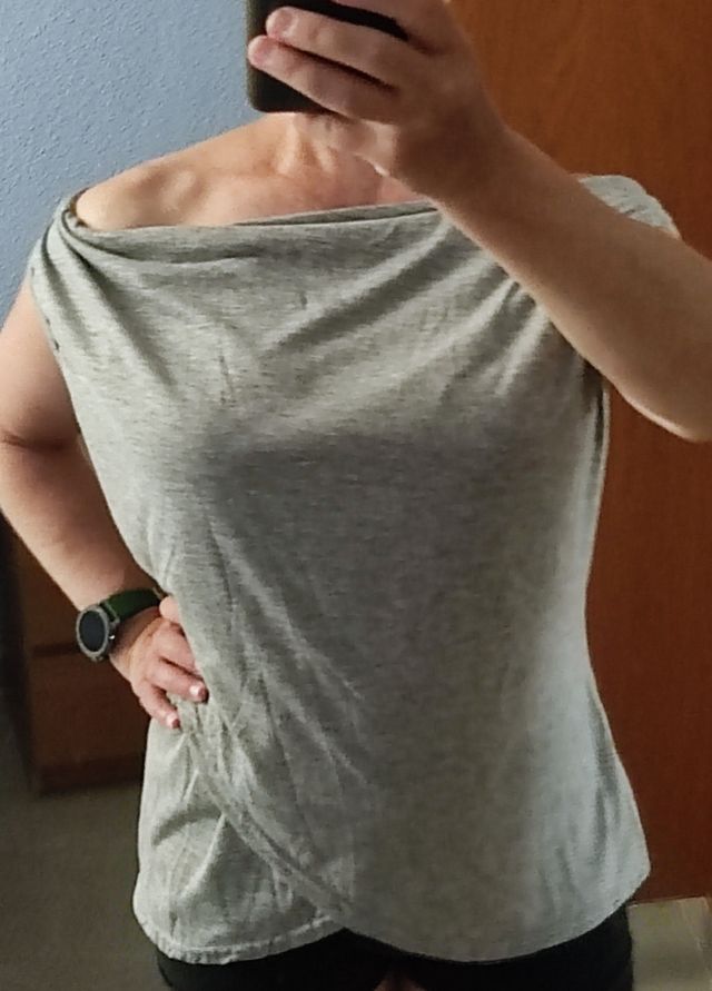 Camiseta gris sin mangas, sin estrenar.