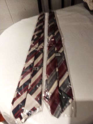 Dos corbatas sin estrenar