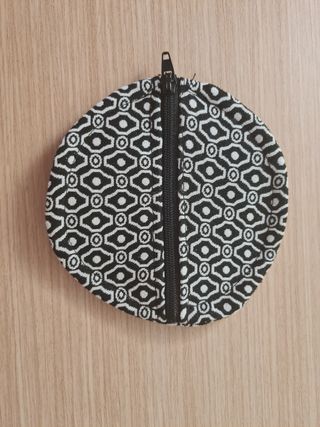 Monedero para guardar auriculares.