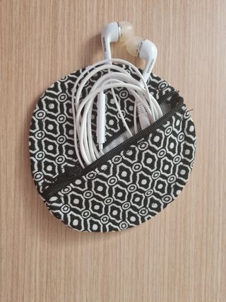 Monedero para guardar auriculares.