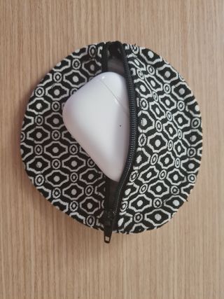 Monedero para guardar auriculares.