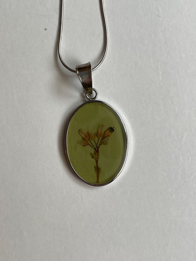 Colgante con flor
