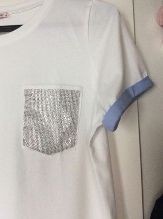 CAMISETA BLANCA CON BOLSILLO DE BOLITAS PLATEADAS