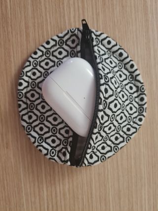 Monedero para guardar auriculares.