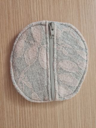 Monedero para guardar auriculares.