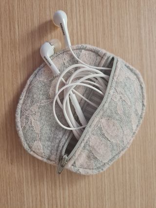 Monedero para guardar auriculares.