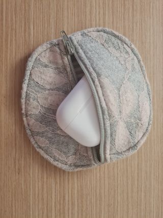 Monedero para guardar auriculares.