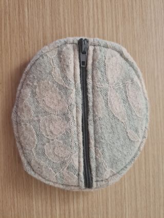 Monedero para guardar auriculares.