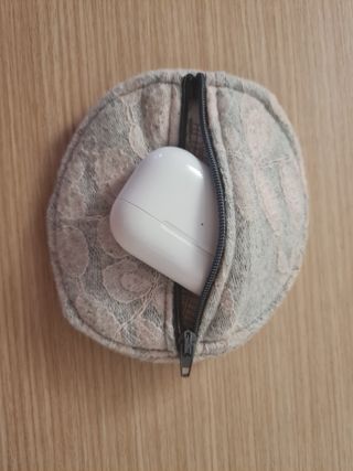 Monedero para guardar auriculares.