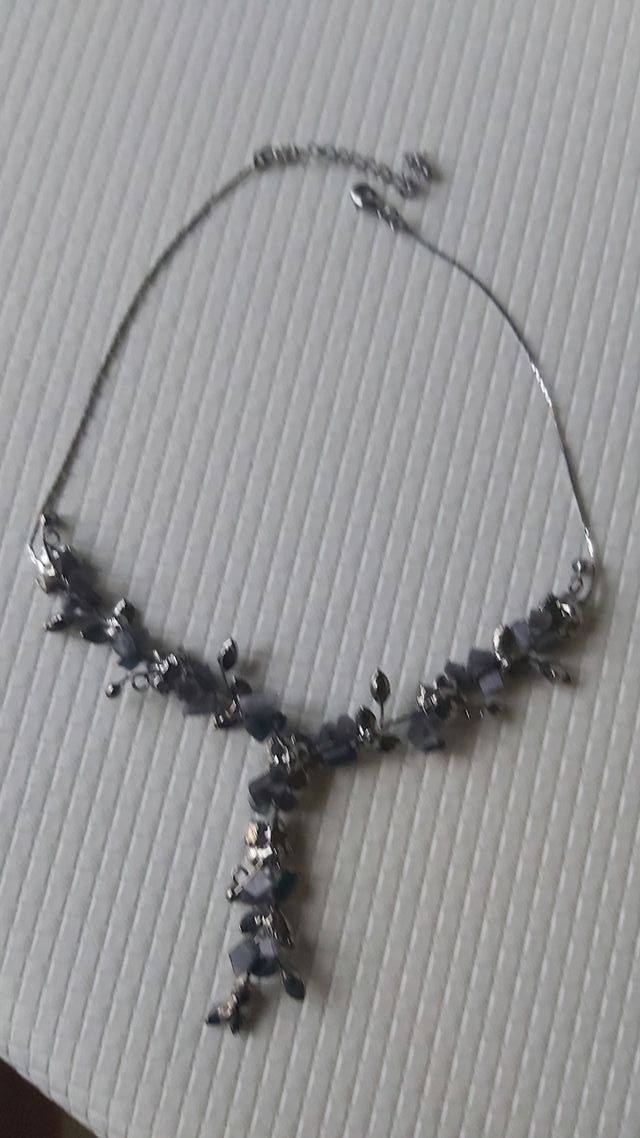 Collar / gargantilla  gris y negro 