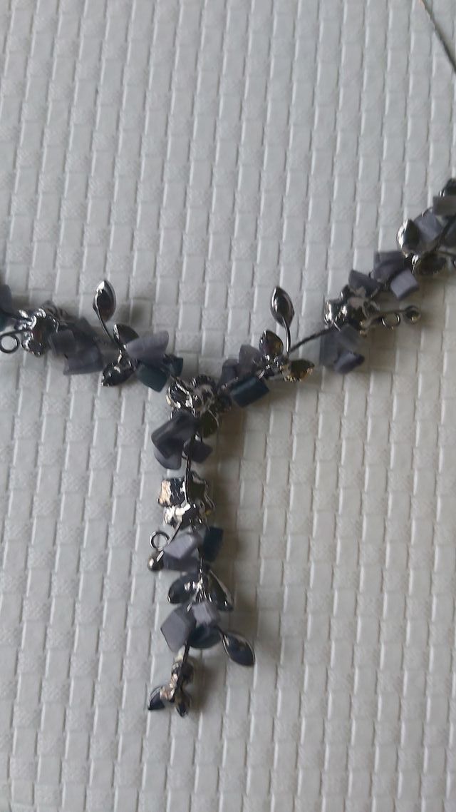 Collar / gargantilla  gris y negro 