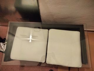 mesa de comedor con dos puff dentro