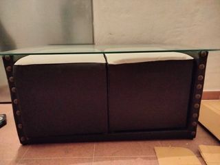 mesa de comedor con dos puff dentro
