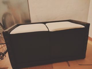 mesa de comedor con dos puff dentro