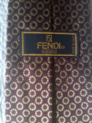 Corbata Fendi dorada y granate 