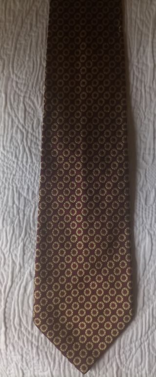 Corbata Fendi dorada y granate 